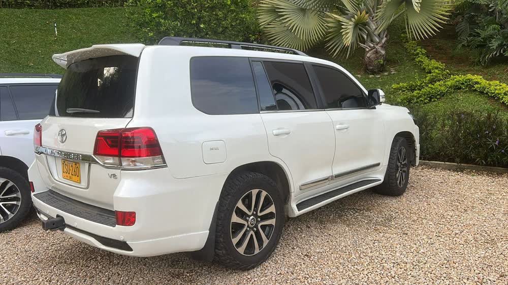 Toyota Land Cruiser 200 V8 2