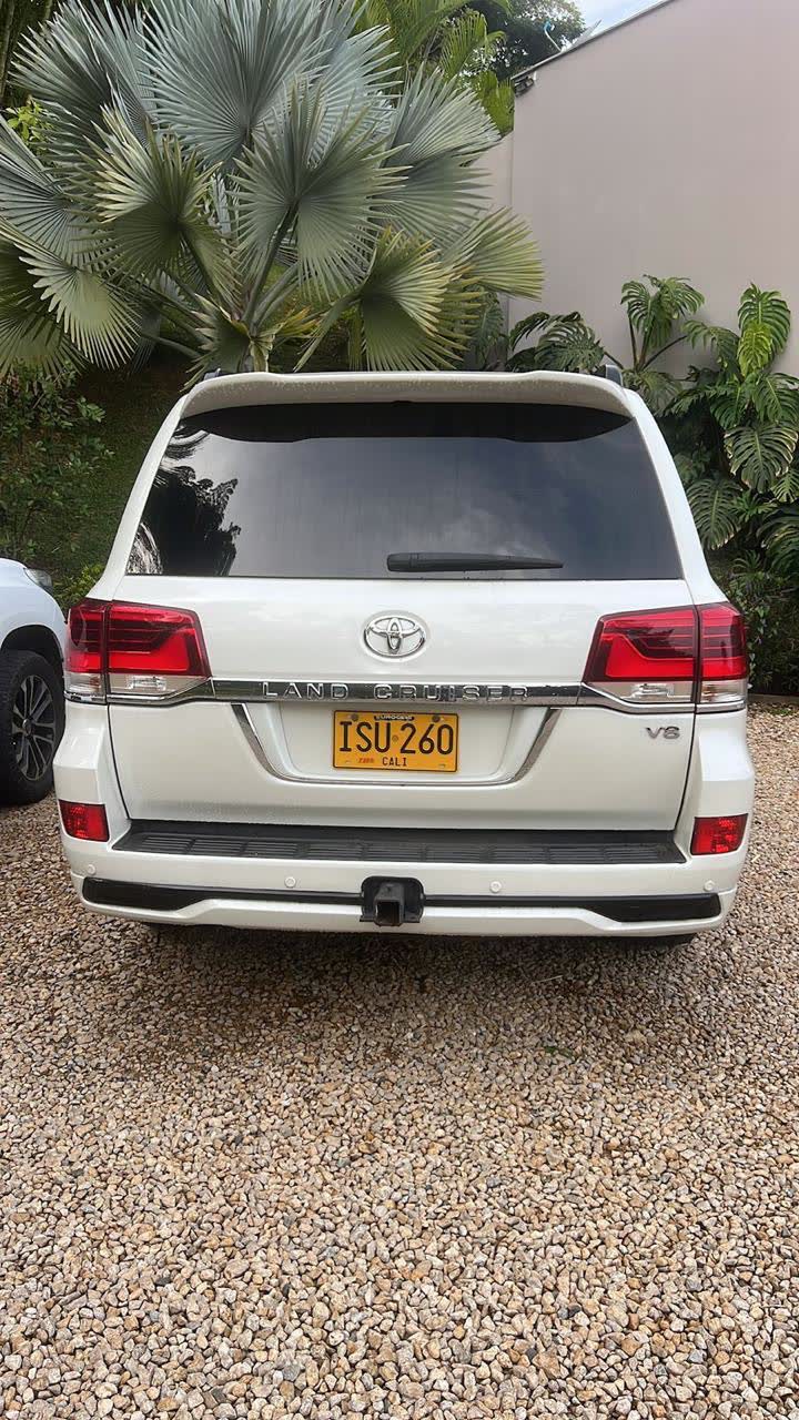 Toyota Land Cruiser 200 V8 3
