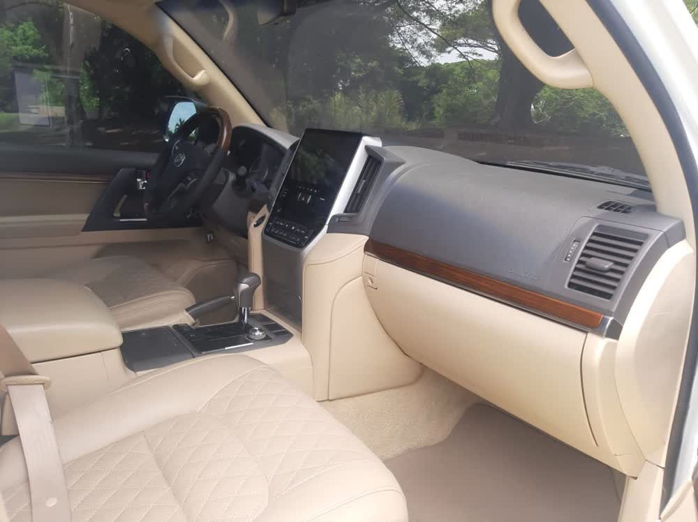 Toyota Land Cruiser 200 V8 5